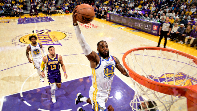 NBA季后赛湖人对阵勇士比赛中球员起跳投篮的高清直播画面缩略图